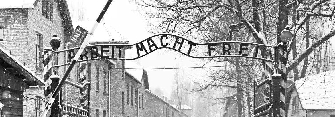 Arbeit macht frei – De ironie gegraveerd in ijzer