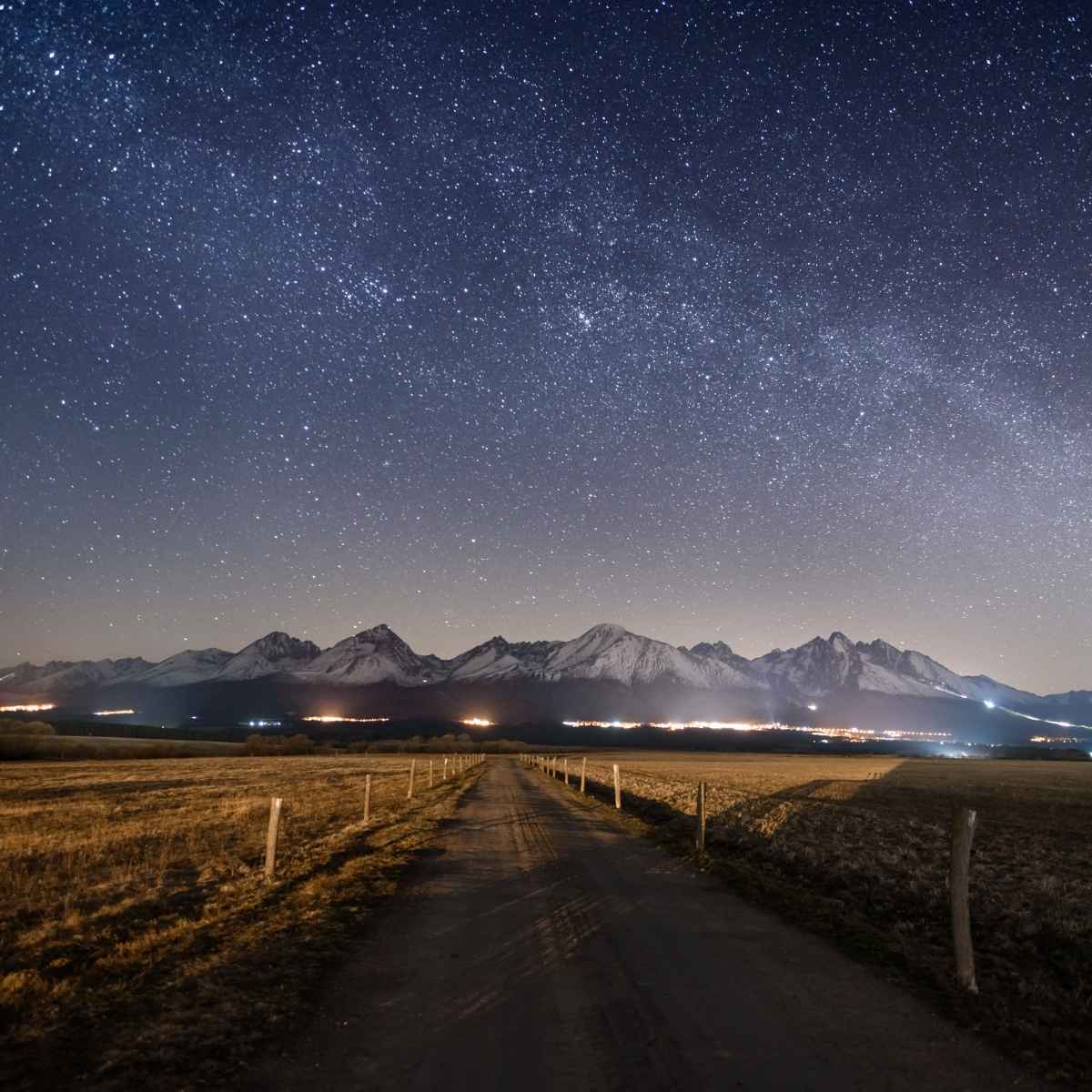 weg in de bergen, transfer van Zakopane naar Krakow 's nachts