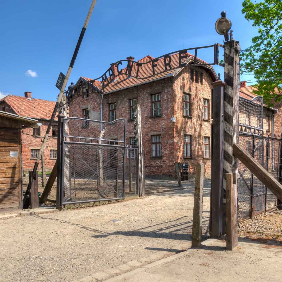 De poort van Auschwitz-Birkenau.
