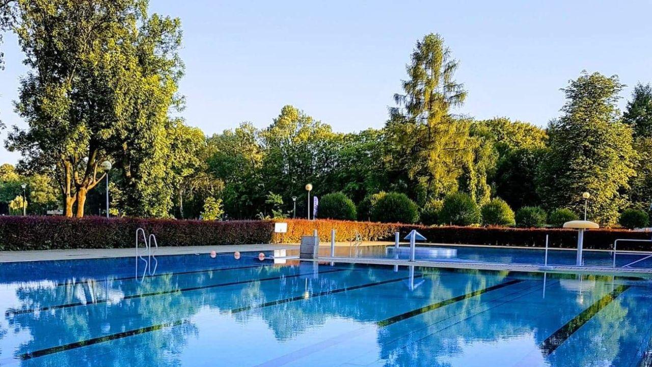 Wandziak-zwembad: "Helder water in het openlucht Wandziak-zwembad in het Nowa Huta-district, zonder mensen."
